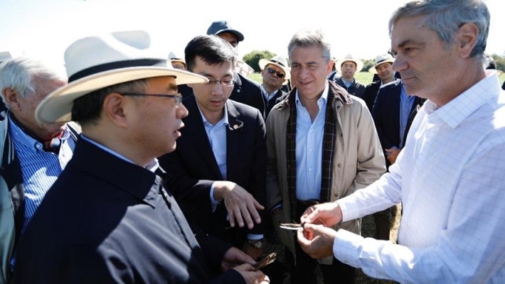 El vicepremier chino visitó un campo en Luján y conoció el sistema de producción agrícola argentino